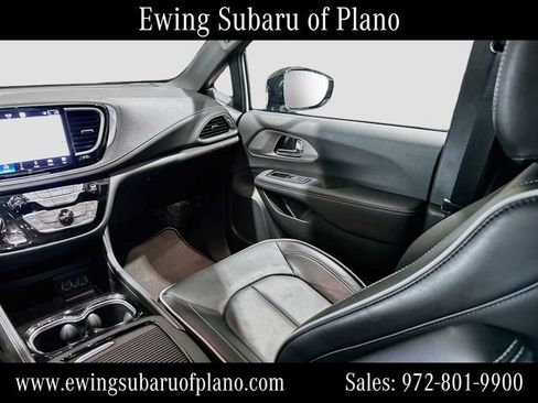 Used 2025 Chrysler Pacifica Limited FWD image 25