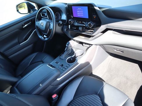 Certified 2024 Toyota Highlander XSE image 17