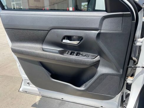 Certified 2025 Nissan Kicks SV FWD image 9