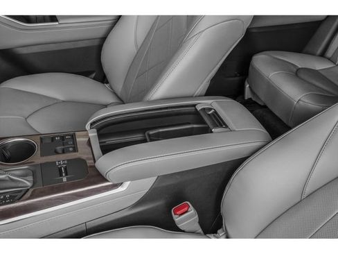 Used 2024 Toyota Highlander Platinum AWD/4WD image 9