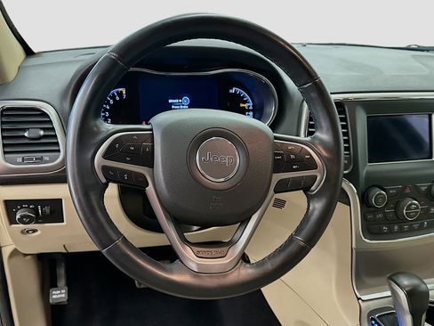 Used 2019 Jeep Grand Cherokee Laredo image 18