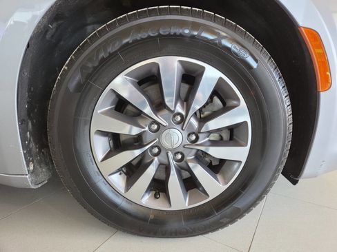 Used 2019 Chrysler Pacifica Touring-L Plus FWD image 9