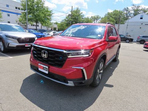 New 2025 Honda Pilot Touring image 1