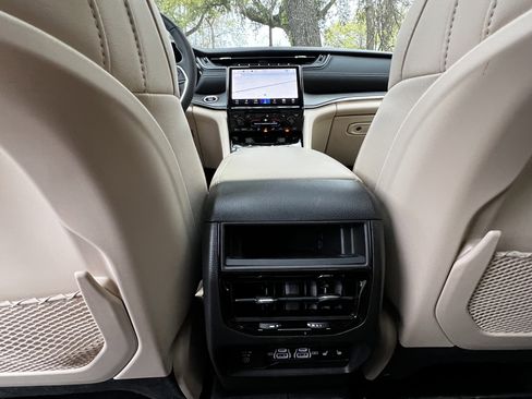 Used 2024 Jeep Grand Cherokee Limited image 38