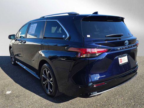 Certified 2025 Toyota Sienna Platinum image 5