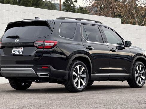 Certified 2025 Honda Pilot Touring image 8