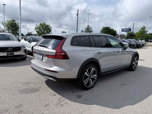 Certified 2025 Volvo V60 B5 Cross Country Plus AWD/4WD image 5