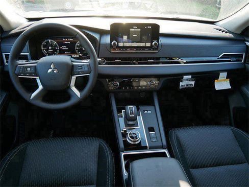 New 2025 Mitsubishi Outlander ES image 7