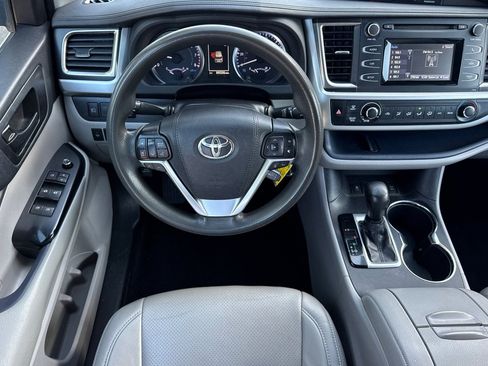 Used 2019 Toyota Highlander LE w/ Carpet Mat Package (TMS) image 15