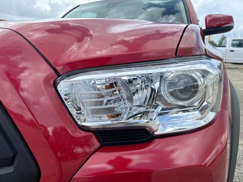 Used 2022 Toyota Tacoma SR5 w/ Technology Package image 10