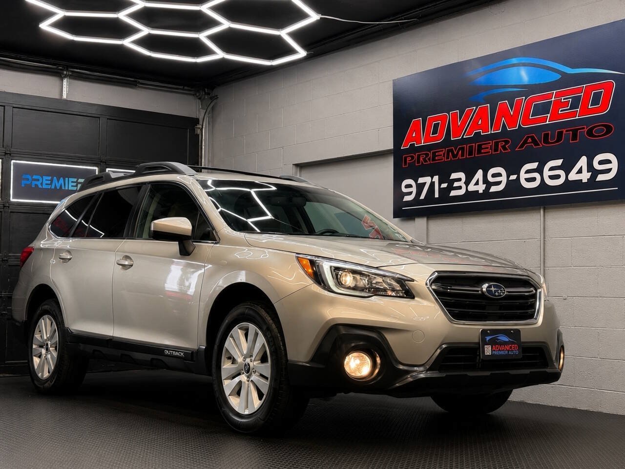 Used 2018 Subaru Outback 2.5i Premium w/ Popular Package #1 AWD/4WD image 1