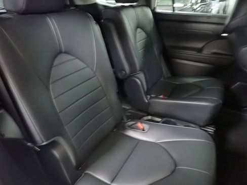 Used 2020 Toyota Highlander XLE image 9