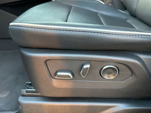 Used 2025 Cadillac Escalade Premium Luxury image 34