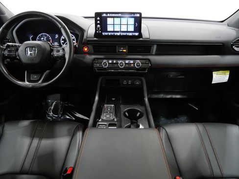 Used 2025 Honda Pilot TrailSport image 11
