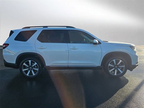 Used 2023 Honda Pilot Touring image 5