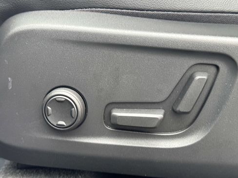 Certified 2024 Volvo XC40 B5 Ultimate w/ Protection Package Premier image 18