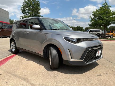 Used 2025 Kia Soul LX w/ LX Technology Package FWD image 4