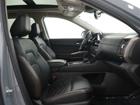 Used 2022 Nissan Pathfinder Platinum image 12