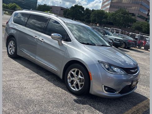 Used 2017 Chrysler Pacifica Limited w/ UConnect Theater Package FWD image 1
