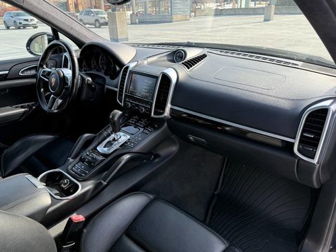 Used 2016 Porsche Cayenne Turbo S image 35