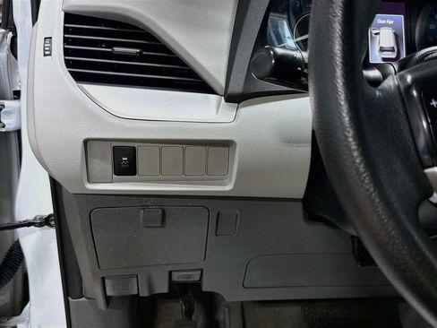 Used 2020 Toyota Sienna L FWD image 10