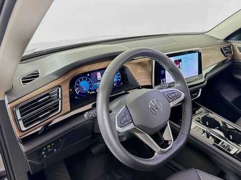 Used 2024 Volkswagen Atlas SE FWD image 9
