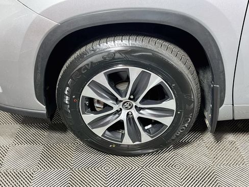 Certified 2024 Toyota Highlander XLE AWD/4WD image 28