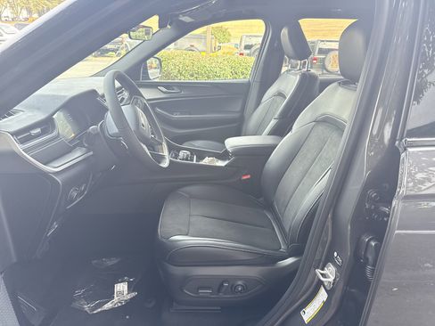 New 2025 Jeep Grand Cherokee Altitude image 12