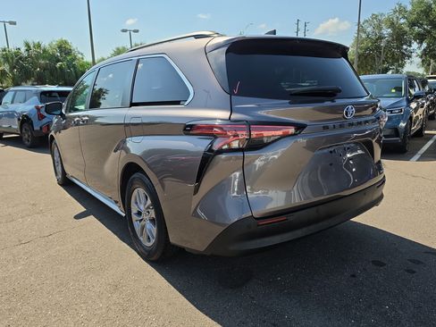 Used 2022 Toyota Sienna XLE FWD image 6