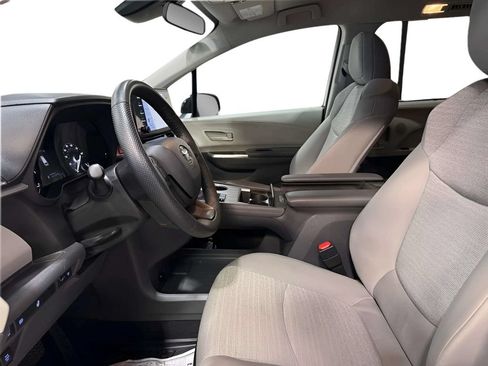 Used 2024 Toyota Sienna LE AWD/4WD image 21