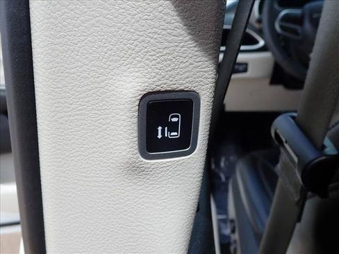 Used 2023 Chrysler Pacifica Touring-L FWD image 11