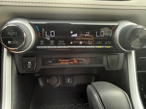 Used 2021 Toyota RAV4 XLE AWD/4WD image 38