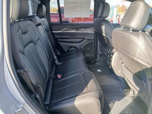 New 2025 Jeep Grand Cherokee Limited w/ Luxury Tech Group II AWD/4WD image 18