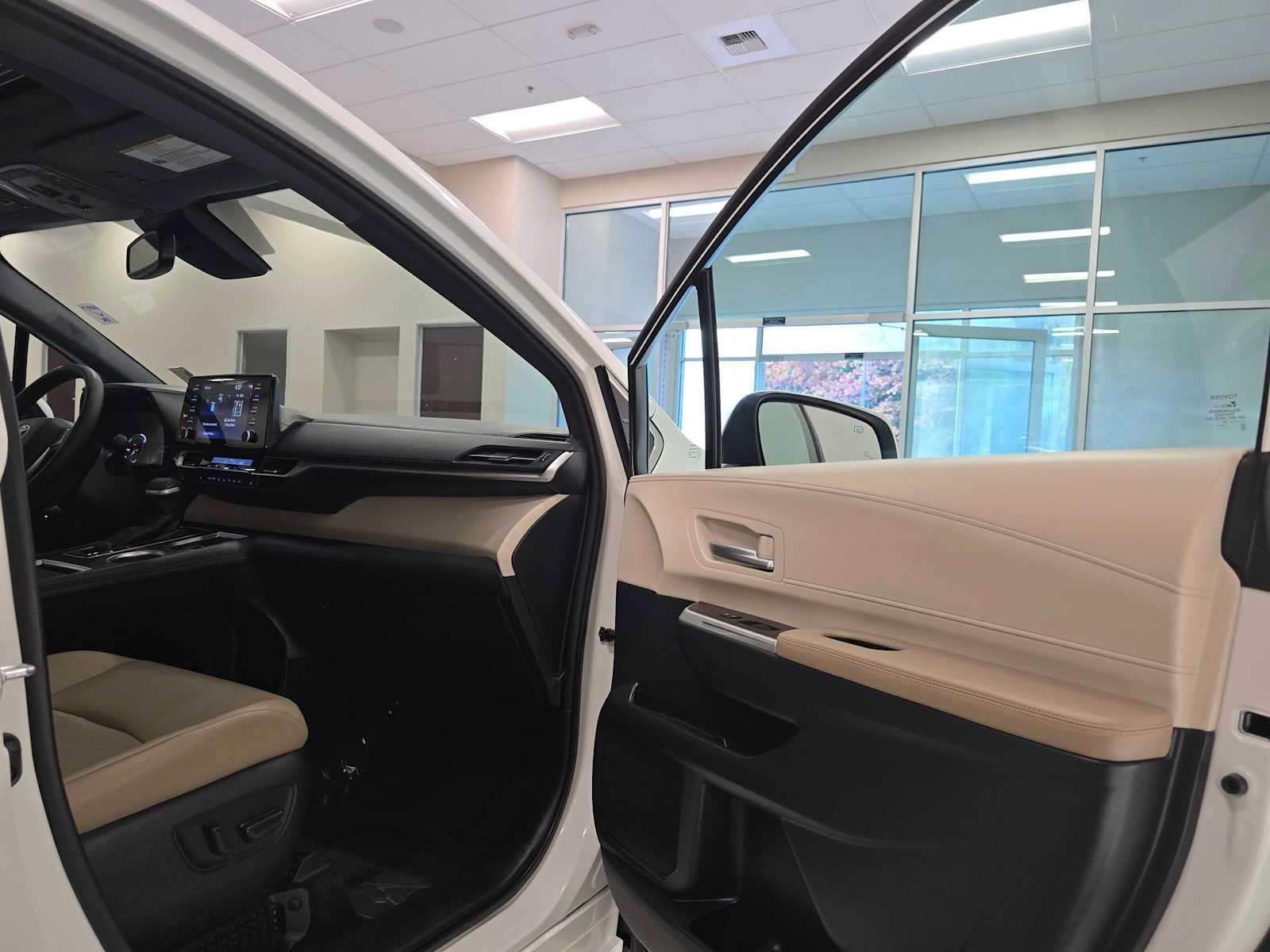Certified 2021 Toyota Sienna XLE AWD/4WD image 27