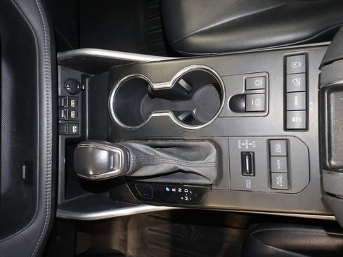 Used 2021 Toyota Highlander XLE AWD/4WD image 9