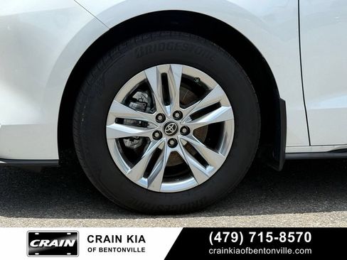 Used 2023 Toyota Sienna Limited FWD image 36