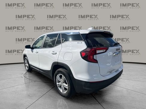 Used 2024 GMC Terrain SLE image 3