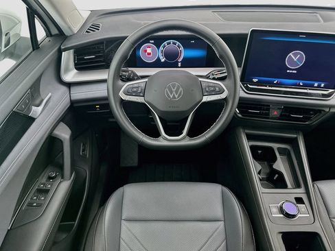 Used 2025 Volkswagen Tiguan SE FWD image 10