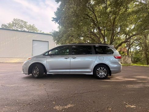 Used 2018 Toyota Sienna XLE w/ XLE Navigation Package FWD image 7