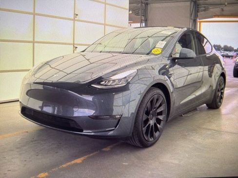 Used 2022 Tesla Model Y Long Range image 3