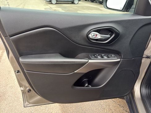 Used 2021 Jeep Cherokee Latitude Lux w/ Comfort/Convenience Group image 12