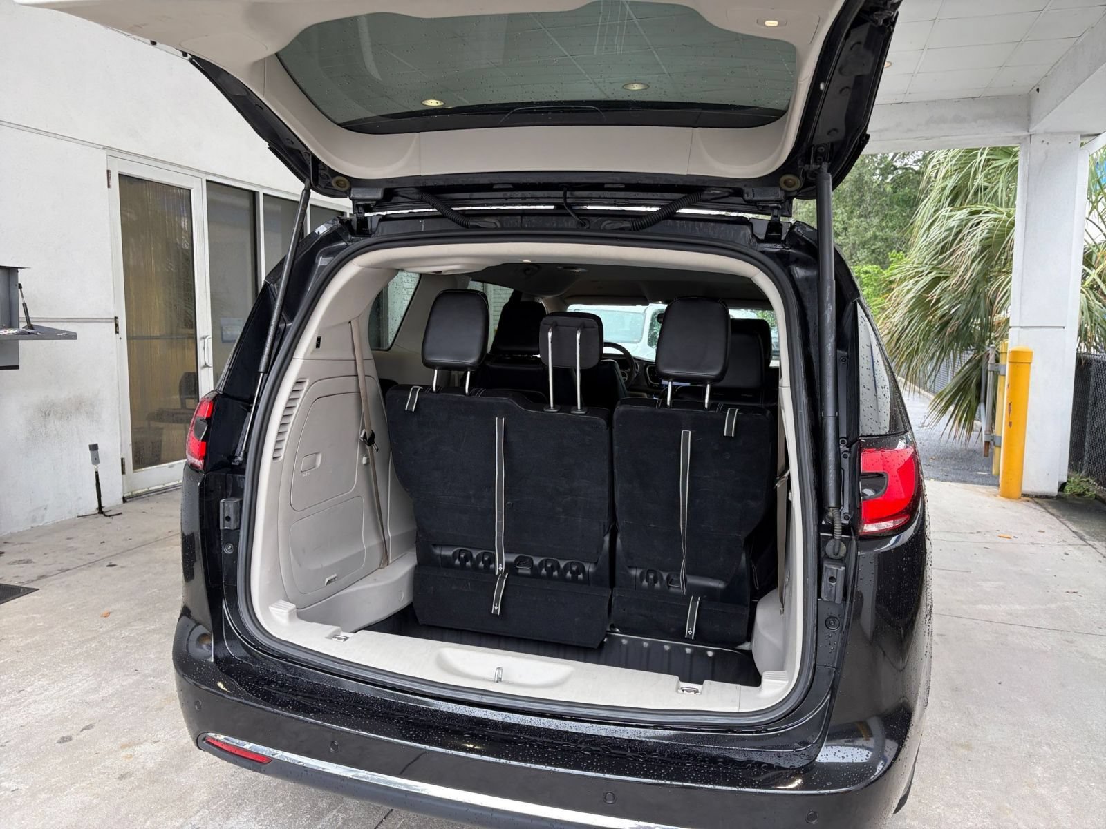 Used 2023 Chrysler Pacifica Touring-L FWD image 32