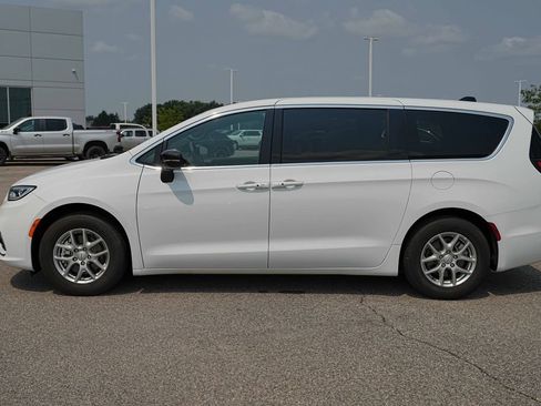 Used 2026 Chrysler Pacifica Select FWD image 10