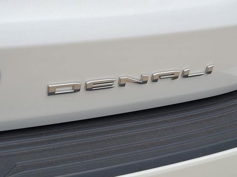 Used 2021 GMC Yukon Denali w/ Denali Premium Package image 9