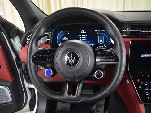 Used 2024 Maserati Grecale Trofeo image 25