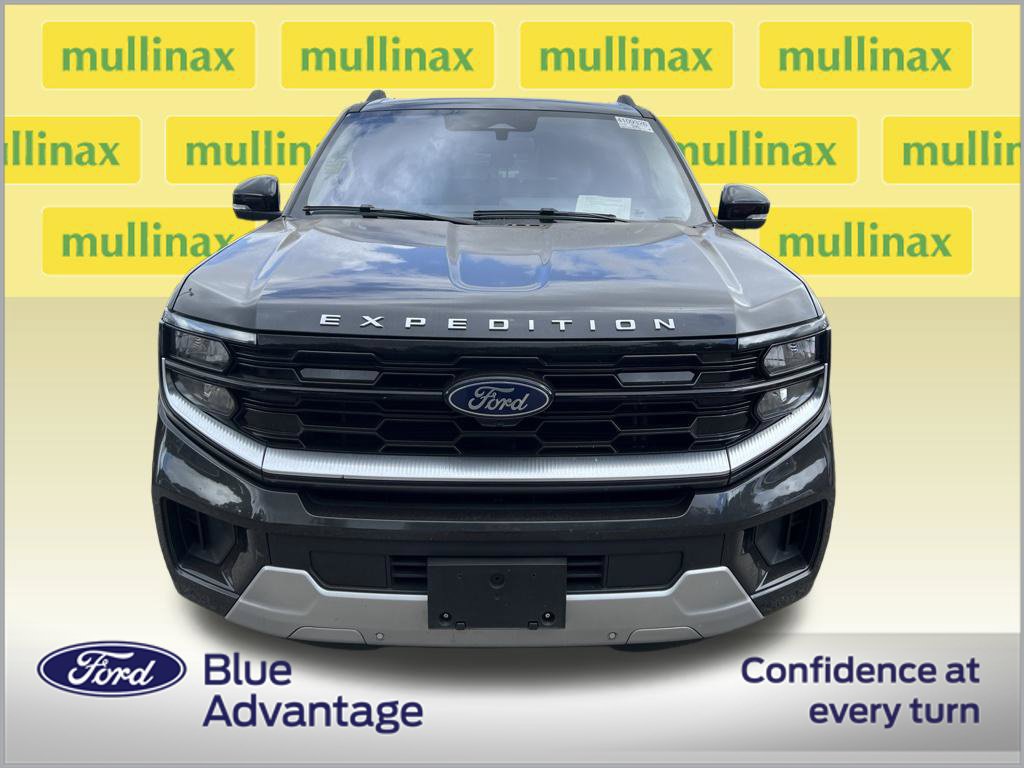 Used 2025 Ford Expedition Platinum w/ Driver's Package AWD/4WD image 2