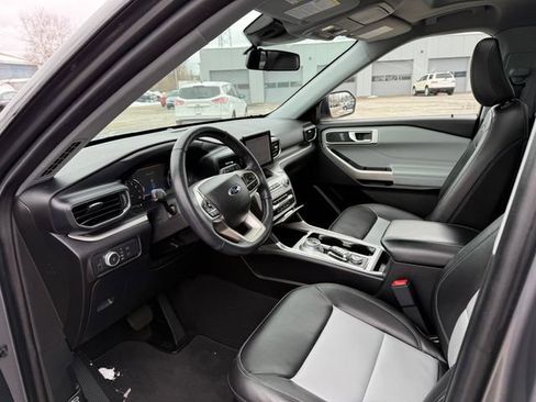 Used 2022 Ford Explorer XLT w/ Equipment Group 202A image 3