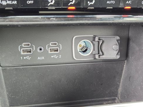Used 2023 Jeep Grand Cherokee Laredo RWD image 12