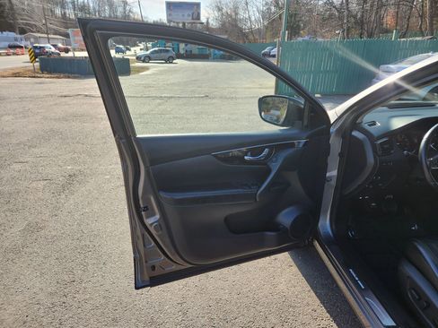 Used 2018 Nissan Rogue Sport SL w/ SL Premium Package image 22