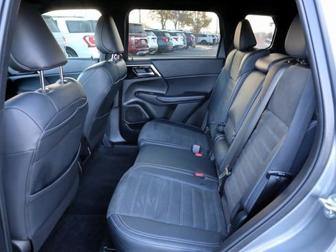 Used 2024 Mitsubishi Outlander SE Black Edition image 27